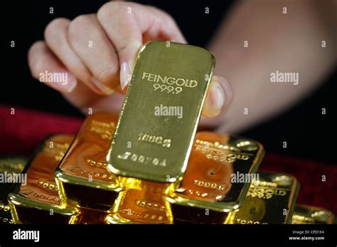 Gold Ingots Hand Hi Res Stock Photography And Images Alamy