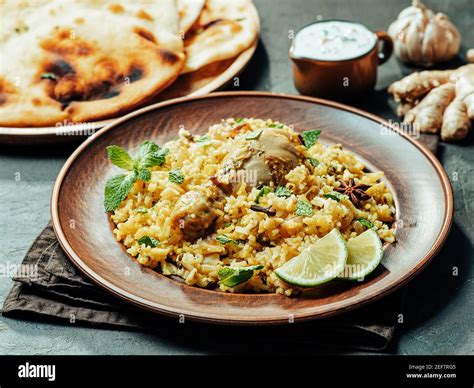 Cuisine pakistanaise riz biryani avec poulet sauce au yaourt à la