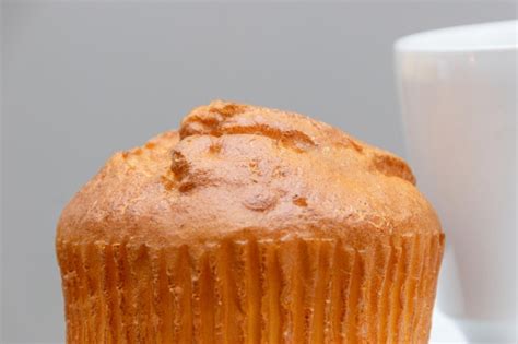 Pastel de cupcake con sabor a naranja sobre un fondo blanco en río de