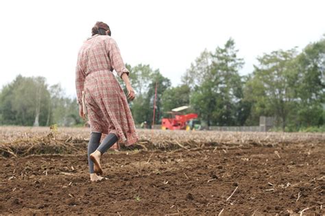 裸足で畑散歩！日高山脈のパノラマに包まれる畑カフェ Slow Travel Hokkaido（スロウトラベル北海道） ｜北の旅行・ツアーサイト