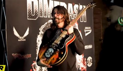 Dave Grohl Surta Ao Ser Presenteado Uma Guitarra De Churrasco