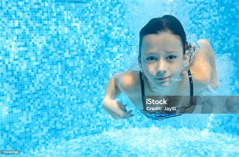 Anak Berenang Di Kolam Renang Di Bawah Air Menyelam Gadis Aktif Yang