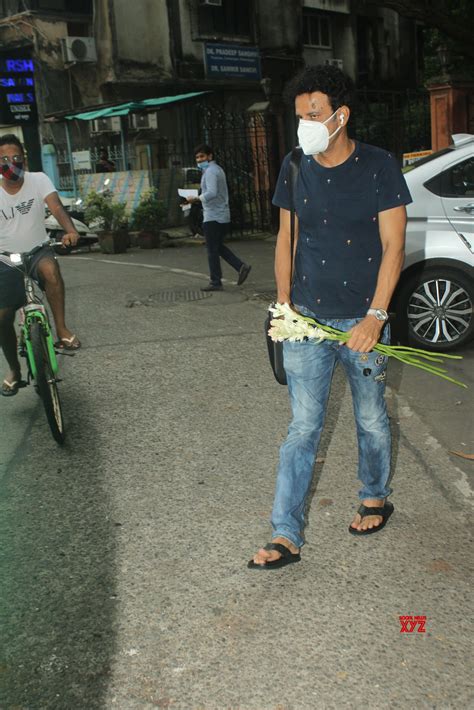 Manoj Bajpai Spotted At Andheri Gallery Social News Xyz