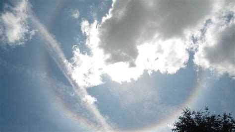 Rainbow around sun draws attention in Mass.