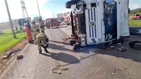 Carreta tomba e reversão na BR 070 é suspensa no DF Distrito Federal G1