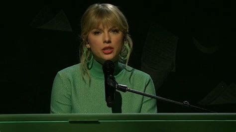 'SNL': Taylor Swift Performs and Social Media Goes Wild