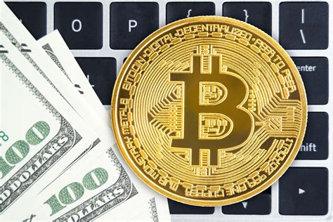 Moneda De Bitcoins Dorada Y Billetes Estadounidenses En El Teclado De