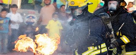 Bomberos unificados realizan exhibición de extinción de incendio