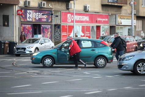 Foto Auto Mu Se Pokvario Na Jednom Od Najprometnijih Kri Anja U Zagrebu