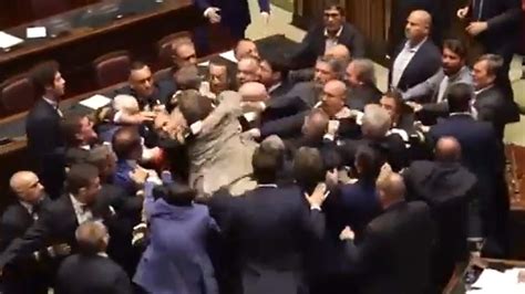 Pelea A Puñetazos En El Parlamento Italiano Un Diputado De La Liga