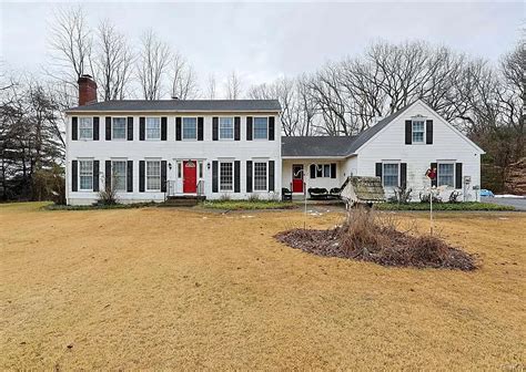 Beautiful Colonial in the Minisink Valley School District. $475,000