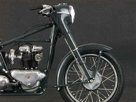 Fertig Triumph Thunderbird 1949 Monthlery Prototyp Maßstab 18