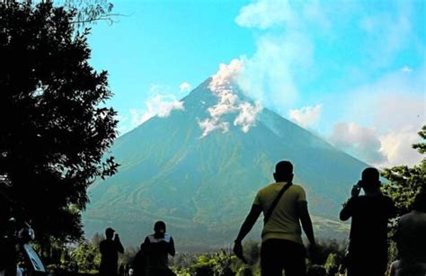 ‘Hazardous’ Mayon eruption looms; locals told to leave | Inquirer News