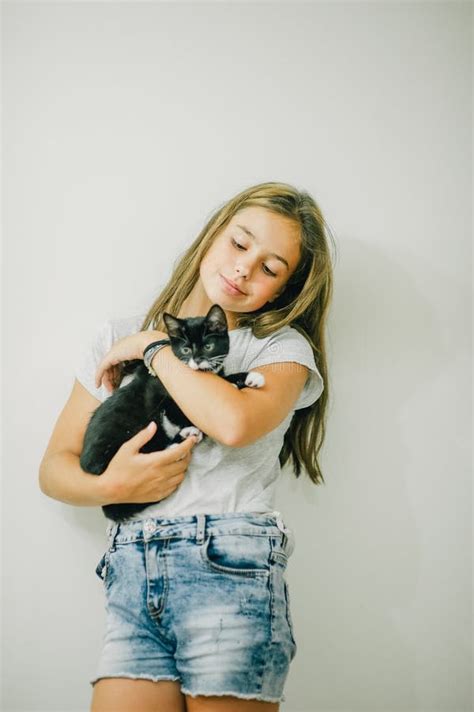 Jolie Jeune Fille Du Caucase Avec Le Chaton Mignon Photo Stock Image