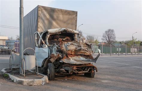 Furgoneta Del Cargo Rota En Un Accidente De Carretera Rusia Colisi N