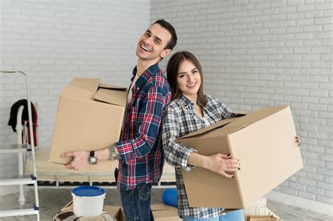 Premium Photo Happy Couple Holding Cardboard Boxes