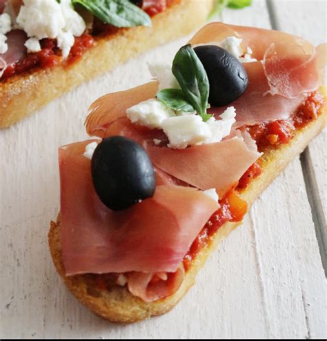 Tartine à la piperade au chorizo et au jambon de Bayonne les pieds