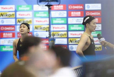 ＜世界水泳 第10日目 女子200メートル個人メドレー＞決勝に進出し、インタビューを受ける大橋（右）と準決勝敗退となり、涙する成田（撮影・平嶋