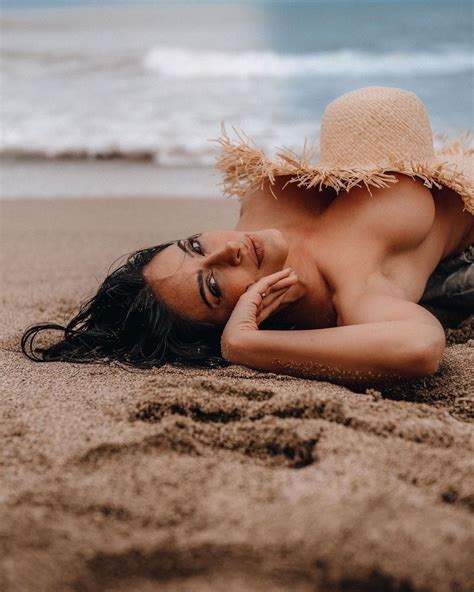 Olas arena y topless Celeste Muriega posó desnuda desde la playa y