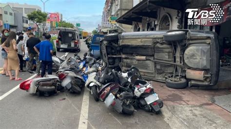 累了嗎？男開車恍神衝撞人行道 10機車「像骨牌全倒」│桃園│蘆竹│車禍│tvbs新聞網