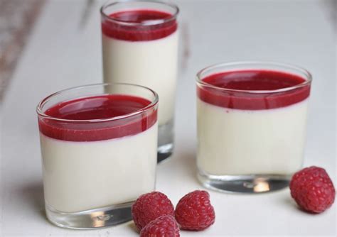 Panna Cotta Met Frambozencoulis Panna Cotta Lichte Dessert Recepten