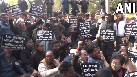 Mcd House Ruckus Aap Protests Outside Lg S House Alleges He Is