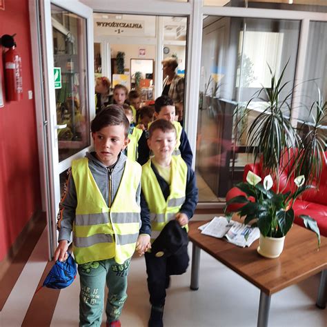 Je Yki Z Odwiedzinami W Bibliotece Przedszkole Gminne W Polanowie