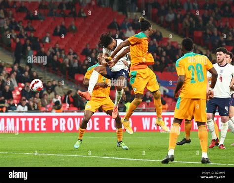 London England 29 März 2022 Tyrone Mings Aus England Schießt Beim