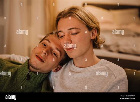 Couple gay nuit Banque de photographies et dimages à haute résolution