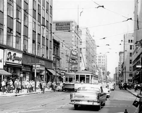 Tramways sur la rue Sainte Catherine Ouest à l angle de la rue Peel