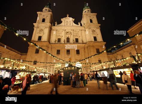 Christmas market and salzburg cathedral hi-res stock photography and ...