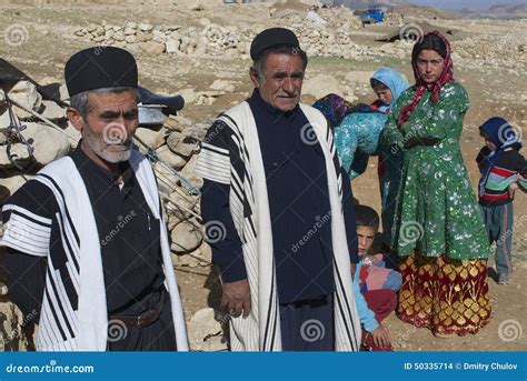 Les Gens Portent Les Robes Traditionnelles Vers Isphahan Iran Image