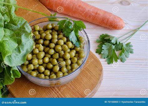 In Büchsen Konservierte Grüne Erbsen Kopfsalatblatt Stockbild Bild