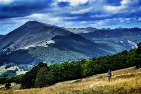 Wallpaper Montanas Verde Cielo Campo Tamasya Nubes Paisaje Panorama Bosque Sombra