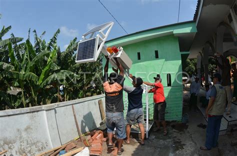 Pemasangan Alat Pendeteksi Banjir Antara Foto