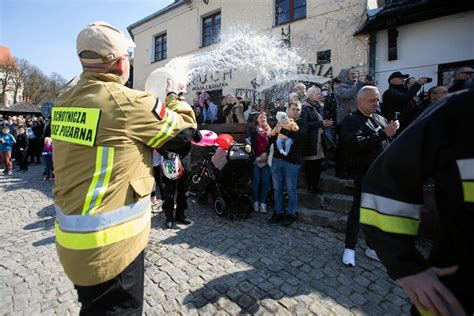 Widowiskowy śmigus dyngus na rynku w Kazimierzu Dolnym Strażacy