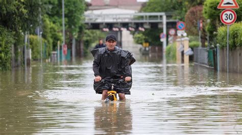 Italia Eleva A 14 La Cifra De Muertos Por Las Inundaciones Y A 15 000