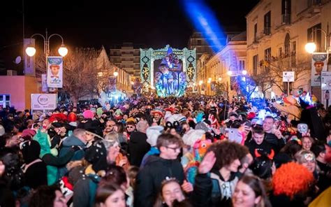 Carnevale A Putignano La Sfilata Dei Carri Del Marted Grasso Foto