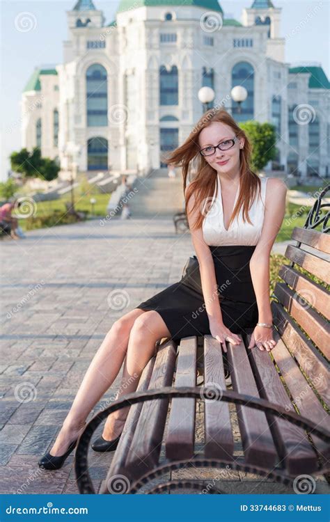 Jolie Fille De L Adolescence S Asseyant Sur Le Banc Image Stock Image