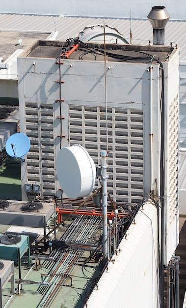 Antena Parabólica De Telecomunicaciones Grande Vieja En La Azotea Del