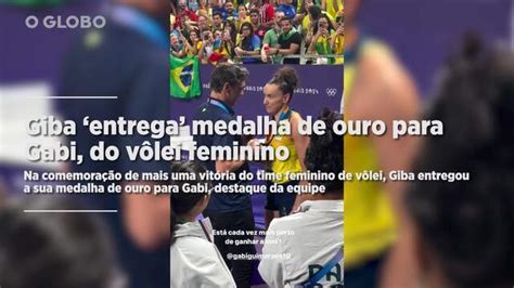 Giba entrega medalha de ouro para Gabi do vôlei feminino