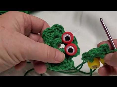 Crochet Shamrock With Finger Puppet Eyes Youtube