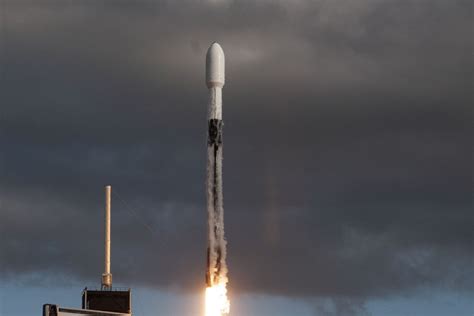 Spacex Launches U S Spy Satellite Falcon 9 First Stage Returns