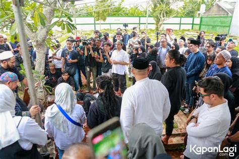 Potret Selebriti Hadiri Pemakaman Babe Cabita Okie Rengga AGAK LAEN Ikut Tandu Jenazah