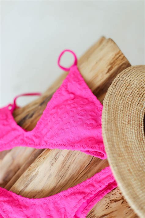 Hot Sexy Vali Bikini Pics