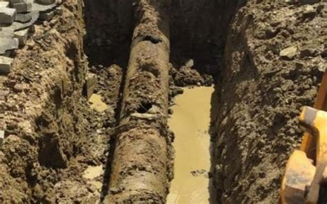 Adutora rompe e fluxo de água causa transtornos em Monte Alegre SE