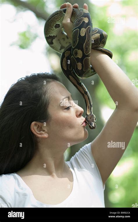 Mujer Con Una Serpiente Fotograf As E Im Genes De Alta Resoluci N Alamy