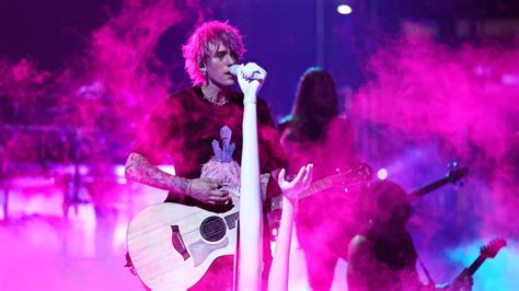 Machine Gun Kelly Performt Bei Deutscher NFL Halbzeitshow