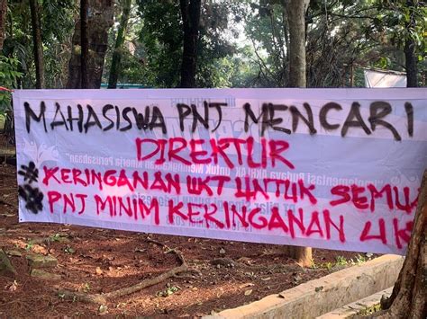 Aksi Pemasangan Banner Mahasiswa PNJ Menggugat Keringanan UKT GEMA