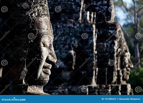 Caras Do Templo Antigo De Bayon Imagem De Stock Imagem De Curso